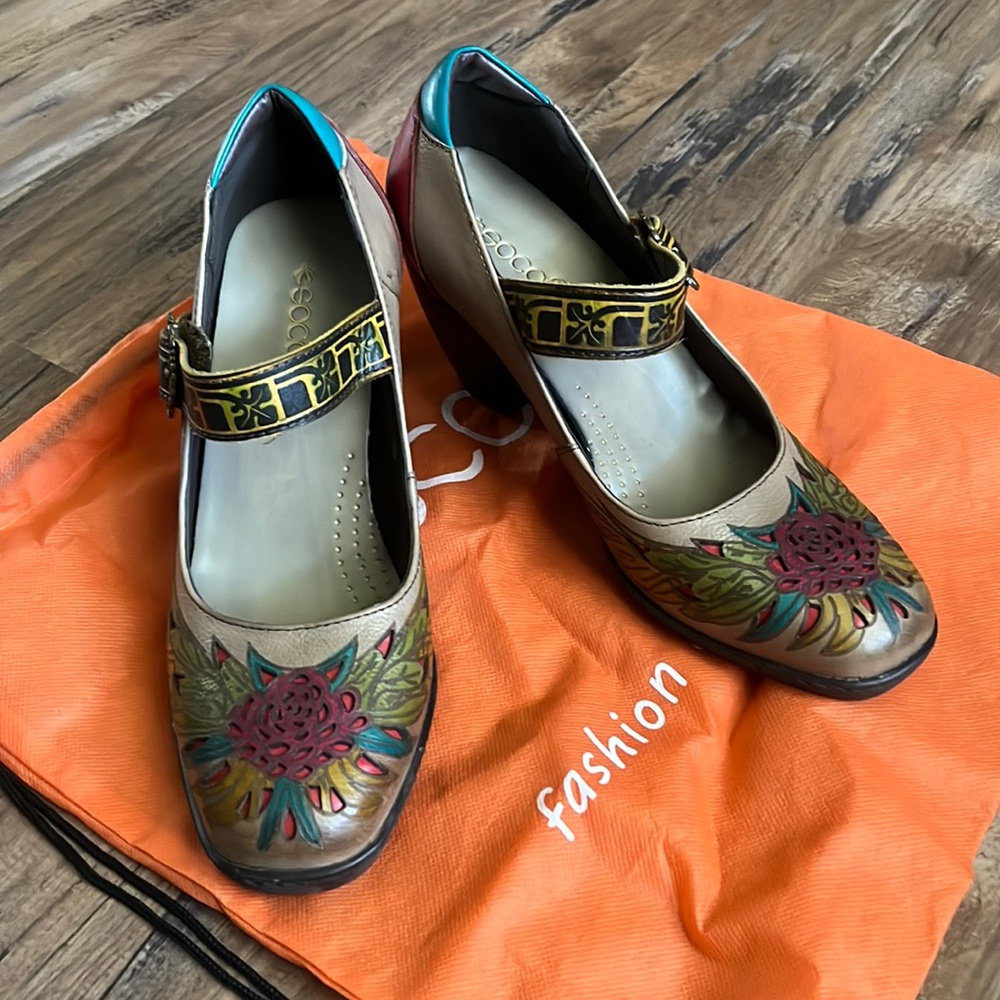 Socofy low heeled flower pattern Mary Janes.